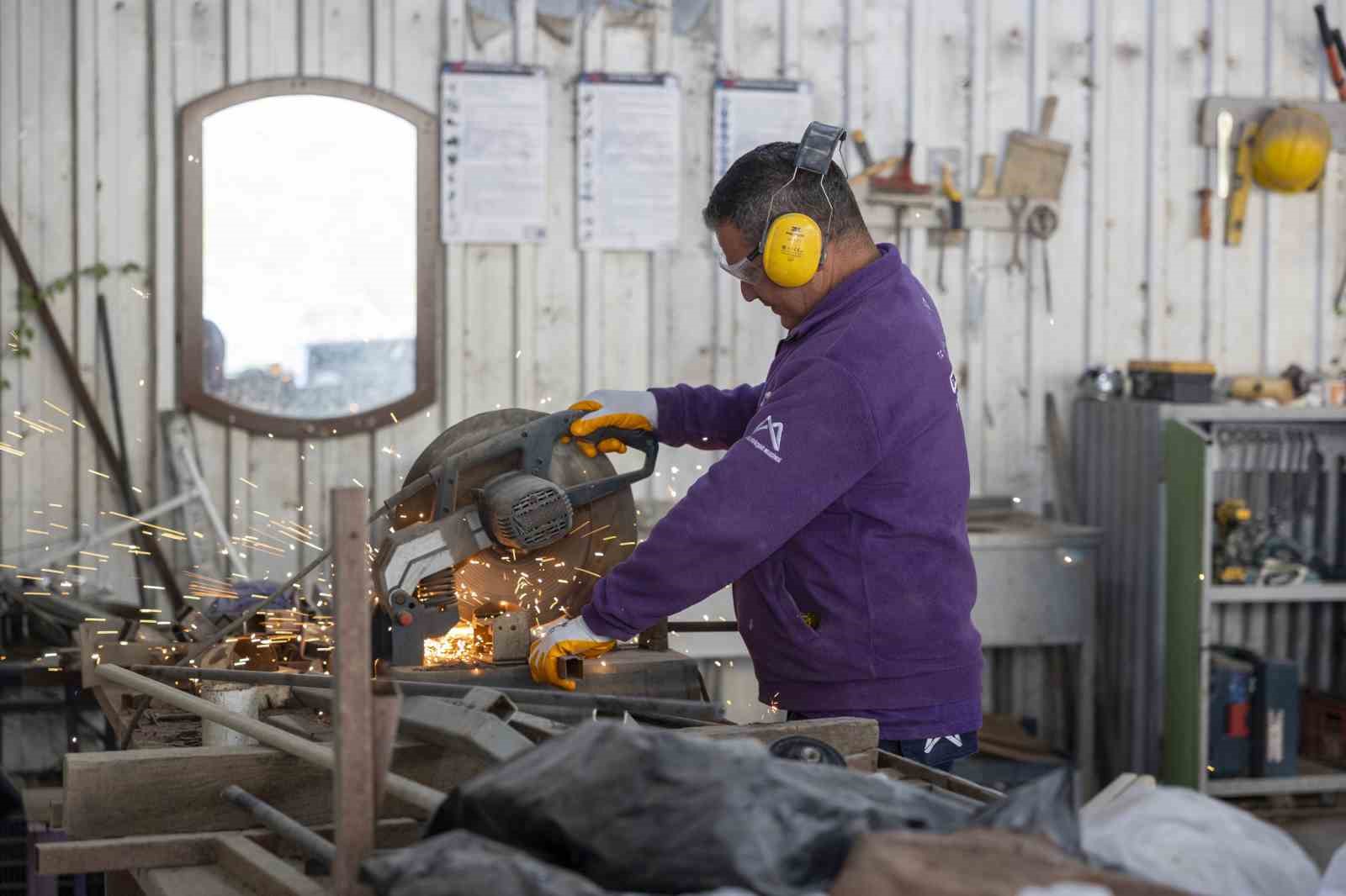 Mersin’de geri dönüşüm atölyesinde atıklar yeniden üretime kazandırılıyor
Mersin’de geri dönüşüm atölyesinde atıklar yeniden üretime kazandırılıyor