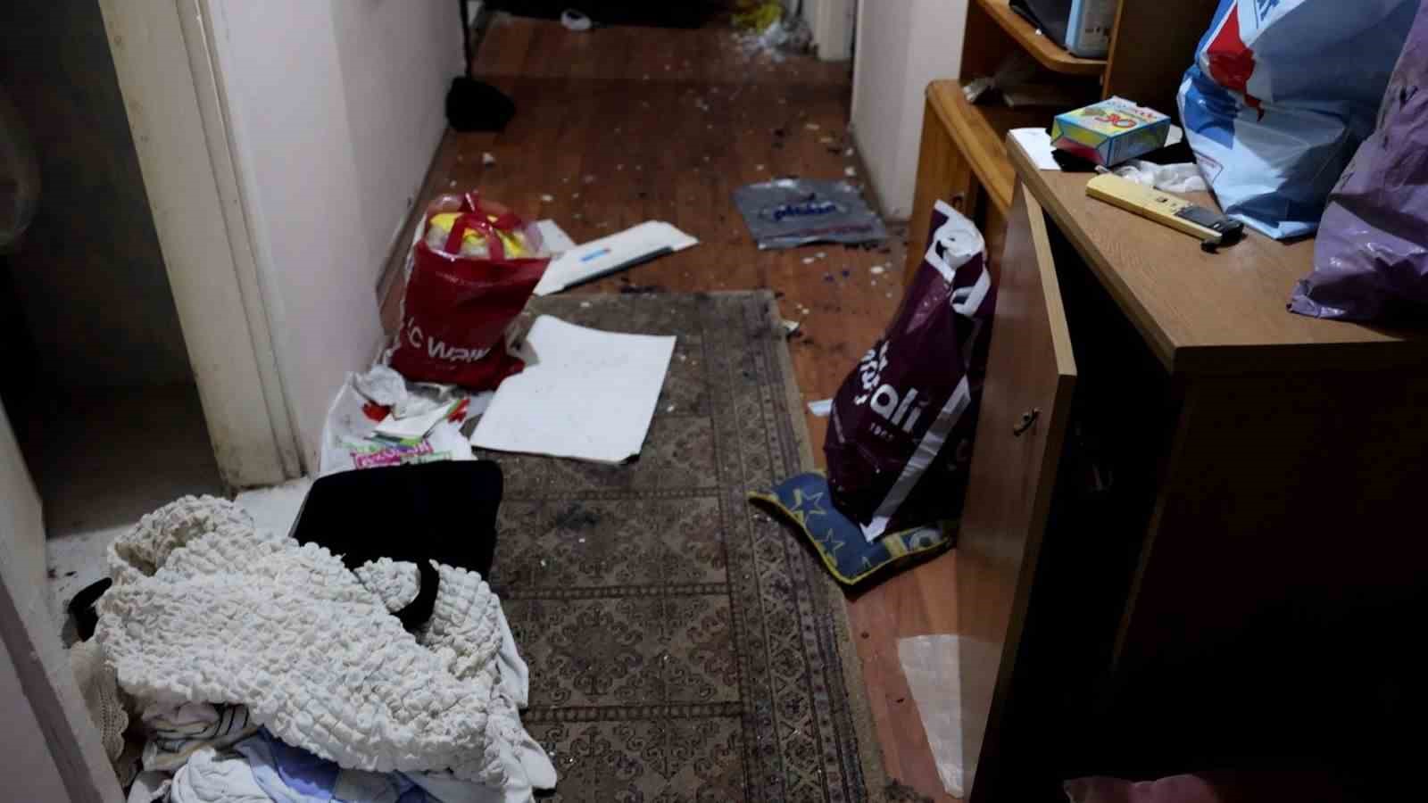 Mersin’de halk sağlığını tehdit eden çöp ev temizlendi
