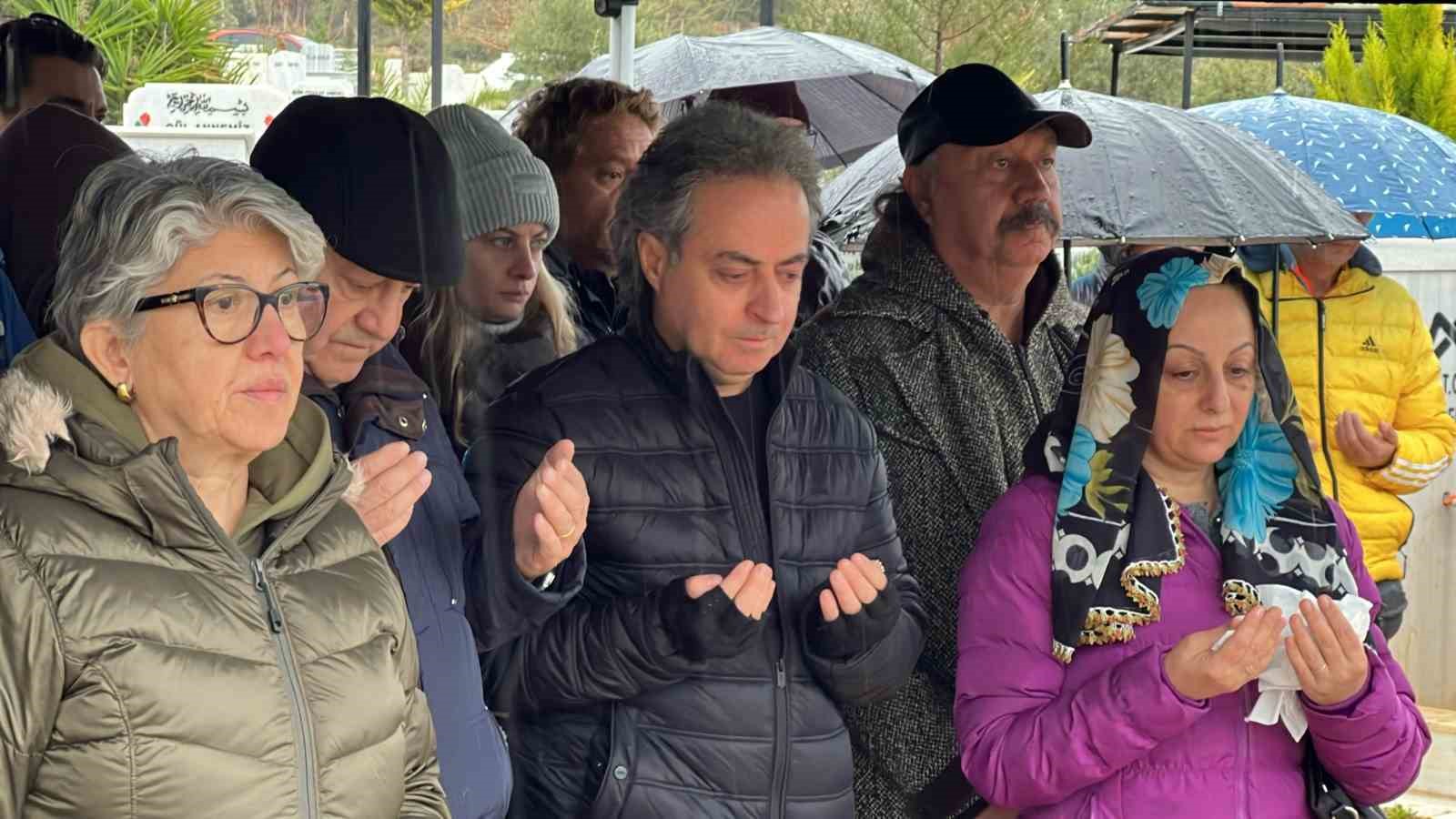 Mersin’de hayatını kaybeden keman sanatçısı Laçin Akyol, mezarı başında anıldı
