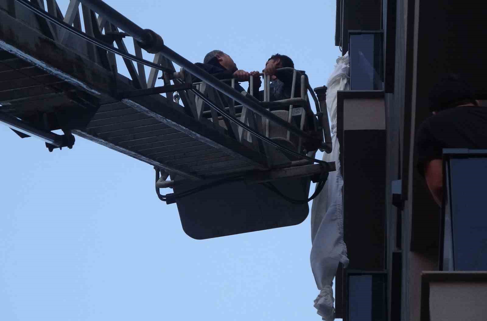 Mersin’de ilginç olay: Perde ile 6’ncı kattan sarktı, 3’üncü kat balkona düştü
