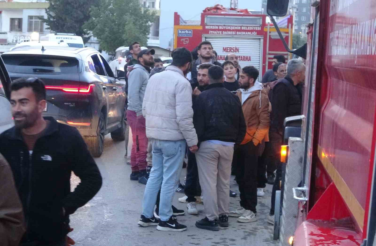 Mersin’de ilginç olay: Perde ile 6’ncı kattan sarktı, 3’üncü kat balkona düştü
