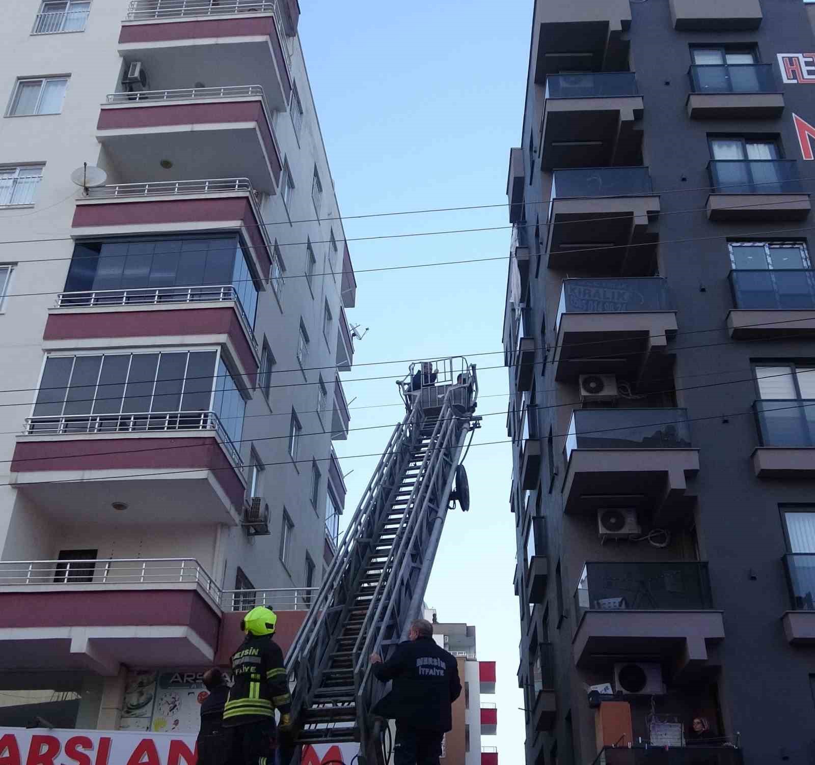Mersin’de ilginç olay: Perde ile 6’ncı kattan sarktı, 3’üncü kat balkona düştü
