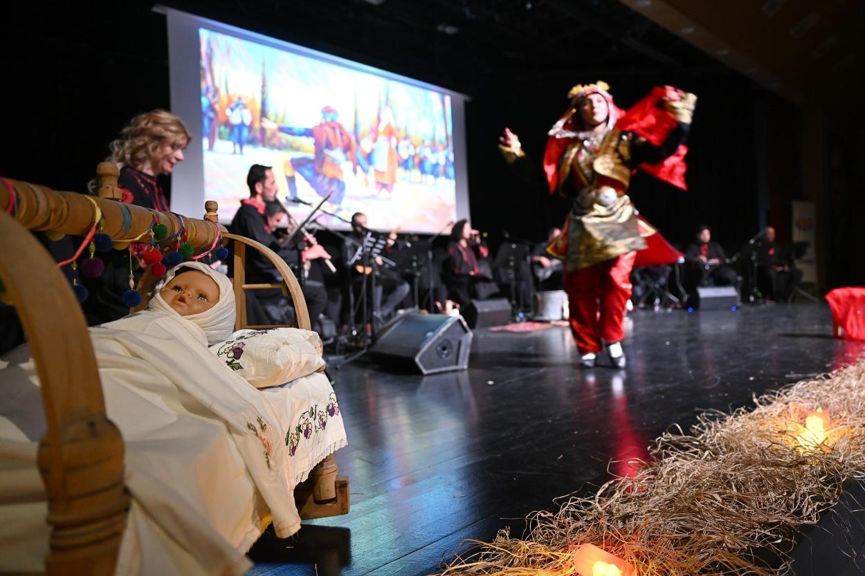 Mersin’de ‘İlmek İlmek Kadın’ gösterisi izleyenleri duygulandırdı
