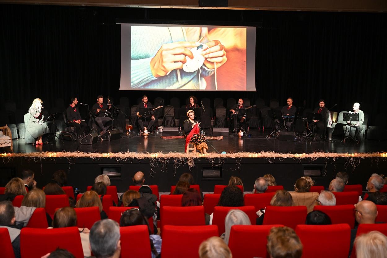 Mersin’de ‘İlmek İlmek Kadın’ gösterisi izleyenleri duygulandırdı
