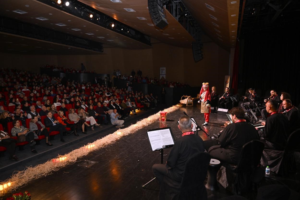 Mersin’de ‘İlmek İlmek Kadın’ gösterisi izleyenleri duygulandırdı
