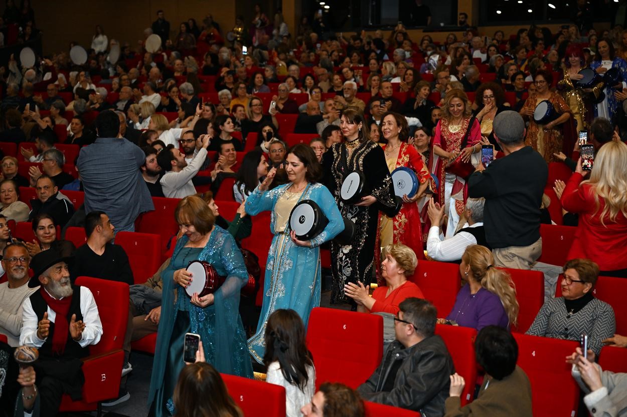 Mersin’de ‘İlmek İlmek Kadın’ gösterisi izleyenleri duygulandırdı
