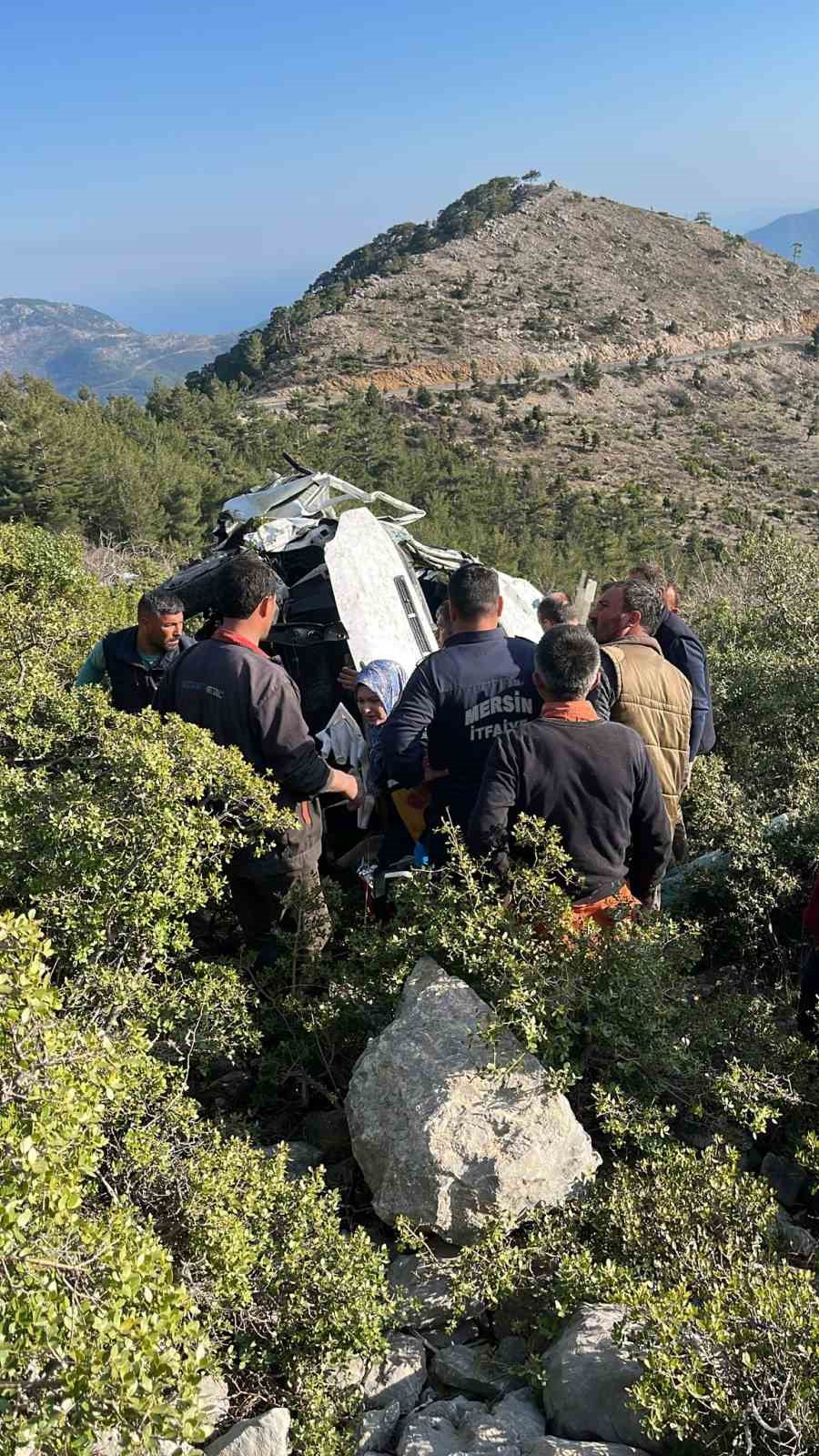 Mersin’de işçi servisi uçuruma yuvarlandı: 3 ölü 11 yaralı
