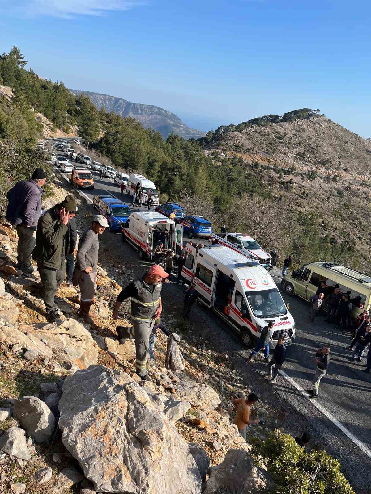 Mersin’de işçi servisi uçuruma yuvarlandı: 3 ölü 11 yaralı
