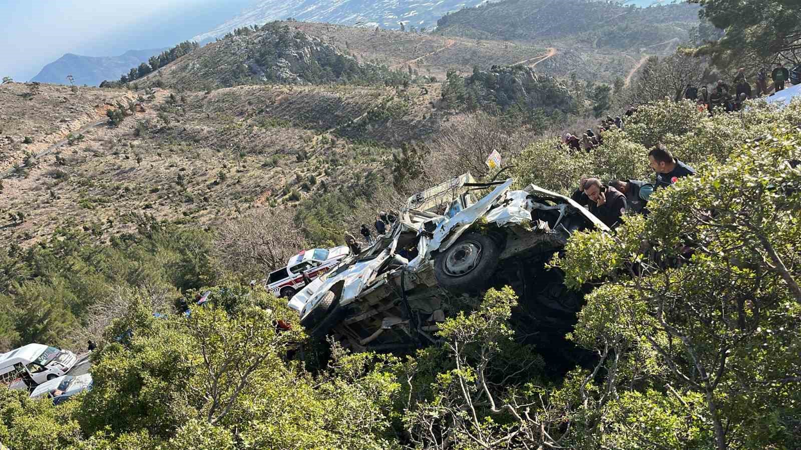 Mersin’de işçi servisi uçurumdan yuvarlandı: Ölü ve çok sayıda yaralı var
