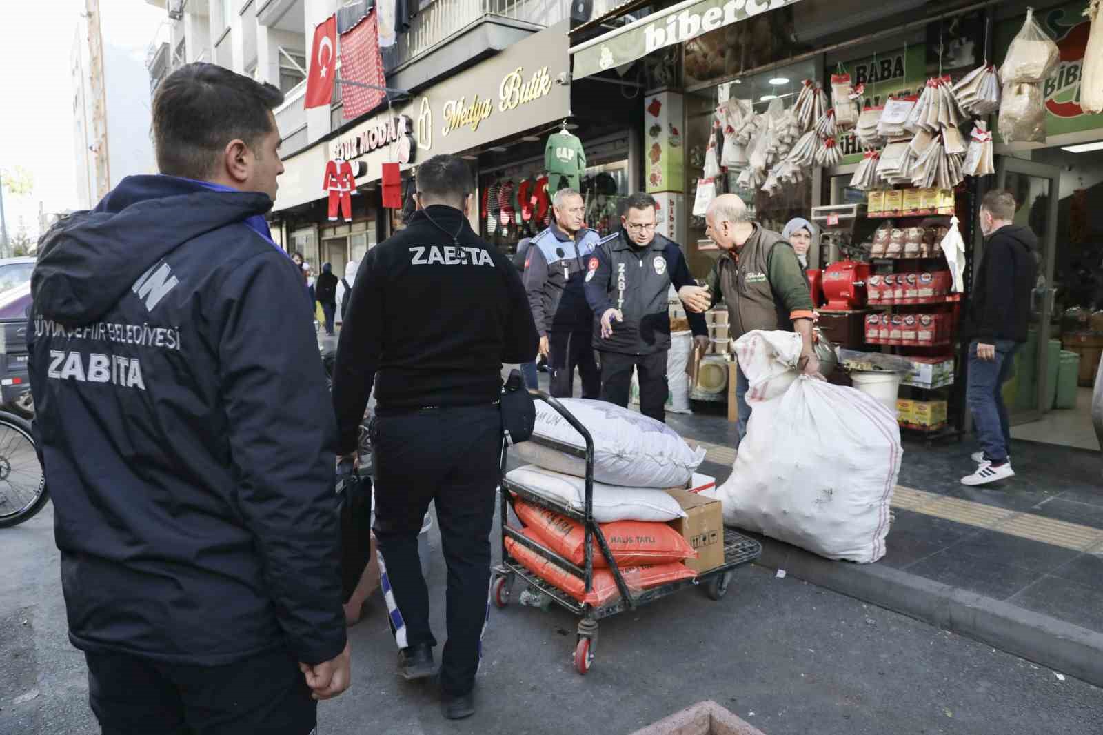 Mersin’de kaldırım işgaline izin verilmiyor
Mersin’de kaldırım işgaline izin verilmiyor