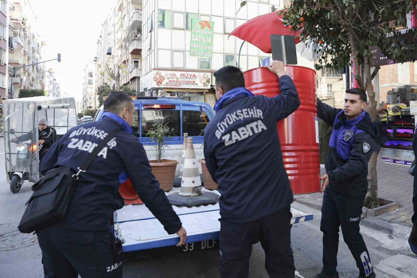 Mersin’de kaldırım işgaline izin verilmiyor
Mersin’de kaldırım işgaline izin verilmiyor