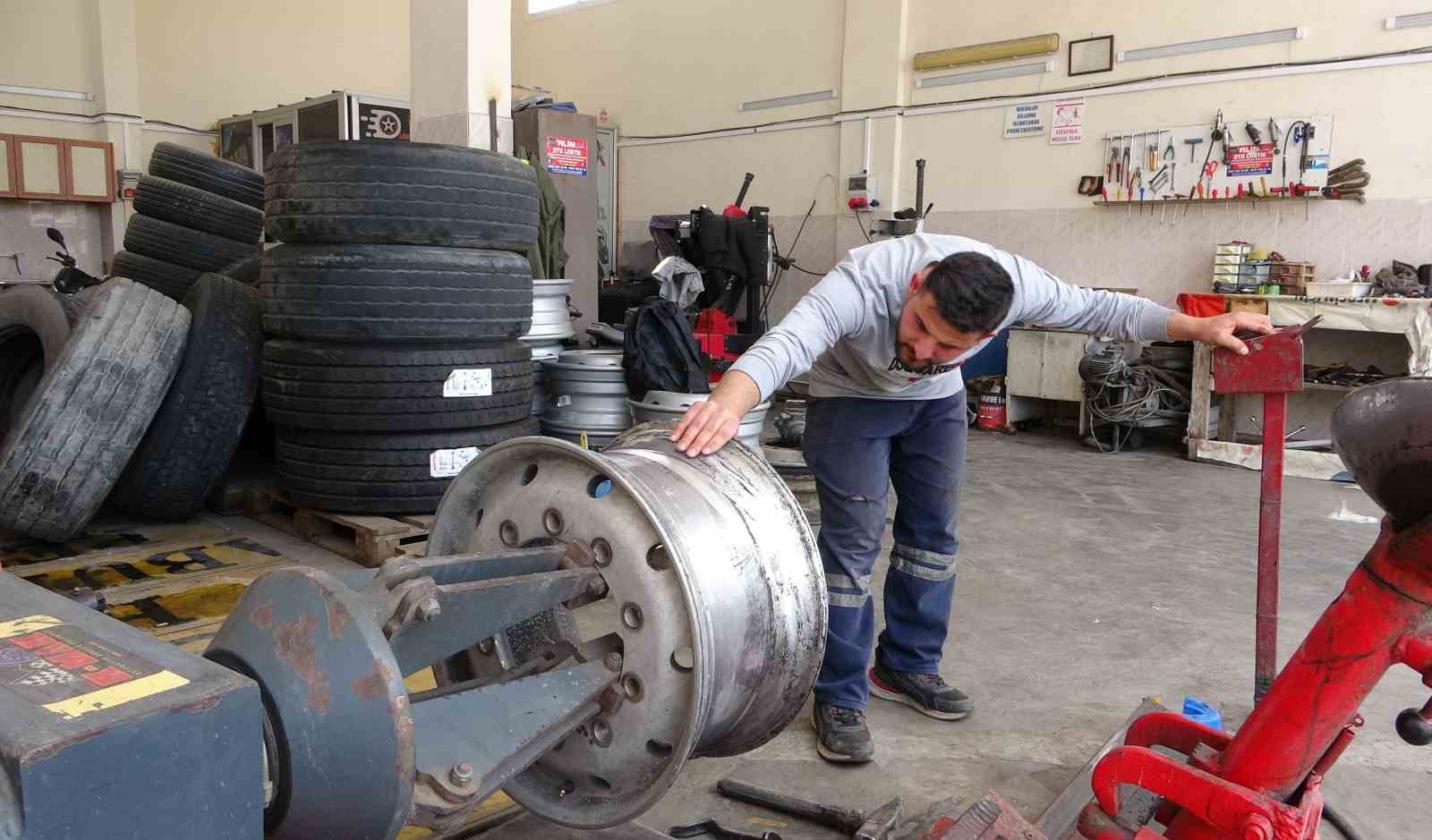 Mersin’de kamyon lastiği şişirirken patladı: O anlar kamerada
Mersin’de kamyon lastiği şişirirken patladı: O anlar kamerada