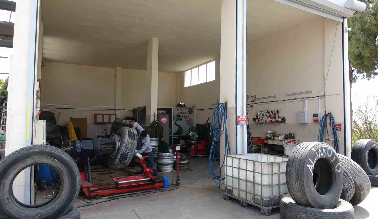 Mersin’de kamyon lastiği şişirirken patladı: O anlar kamerada
Mersin’de kamyon lastiği şişirirken patladı: O anlar kamerada