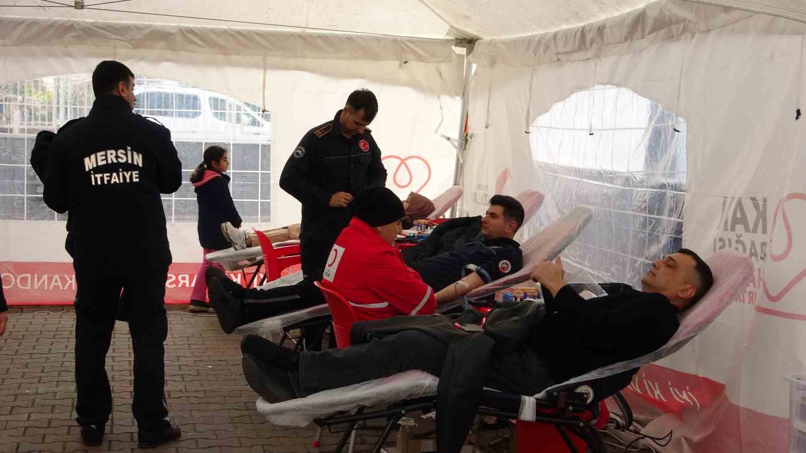 Mersin’de kan veren itfaiye erleri öğrencilerden alkış aldı
