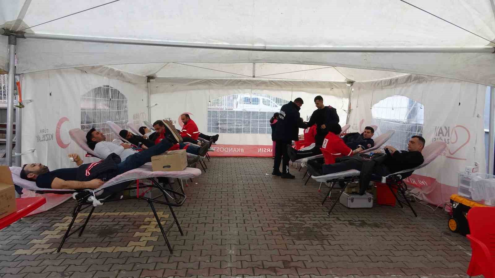 Mersin’de kan veren itfaiye erleri öğrencilerden alkış aldı
