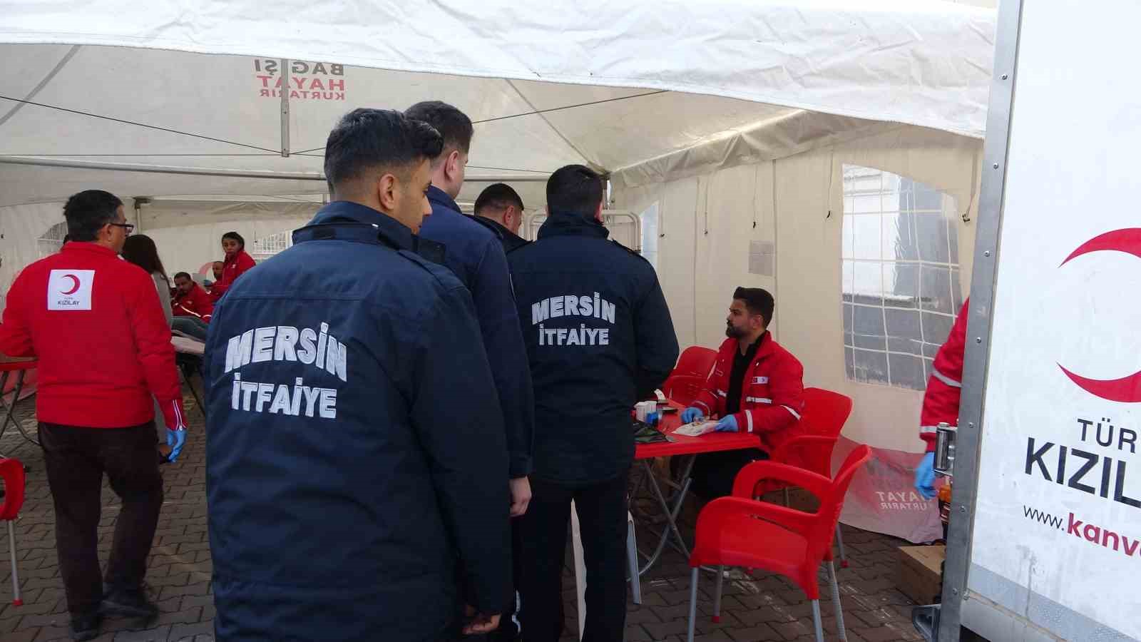 Mersin’de kan veren itfaiye erleri öğrencilerden alkış aldı
