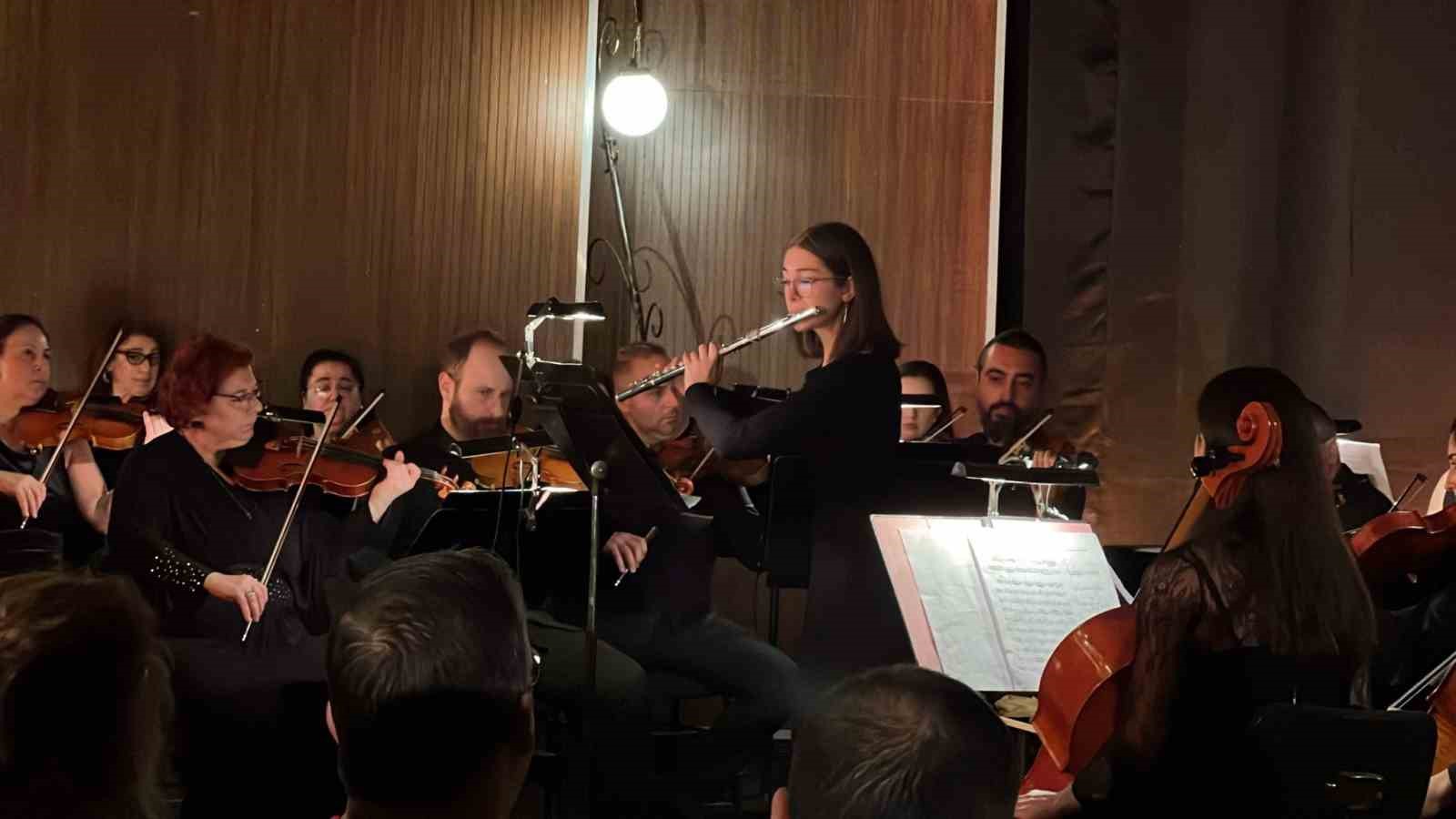 Mersin’de kazada hayatını kaybeden keman sanatçısı Laçin Akyol unutulmadı
