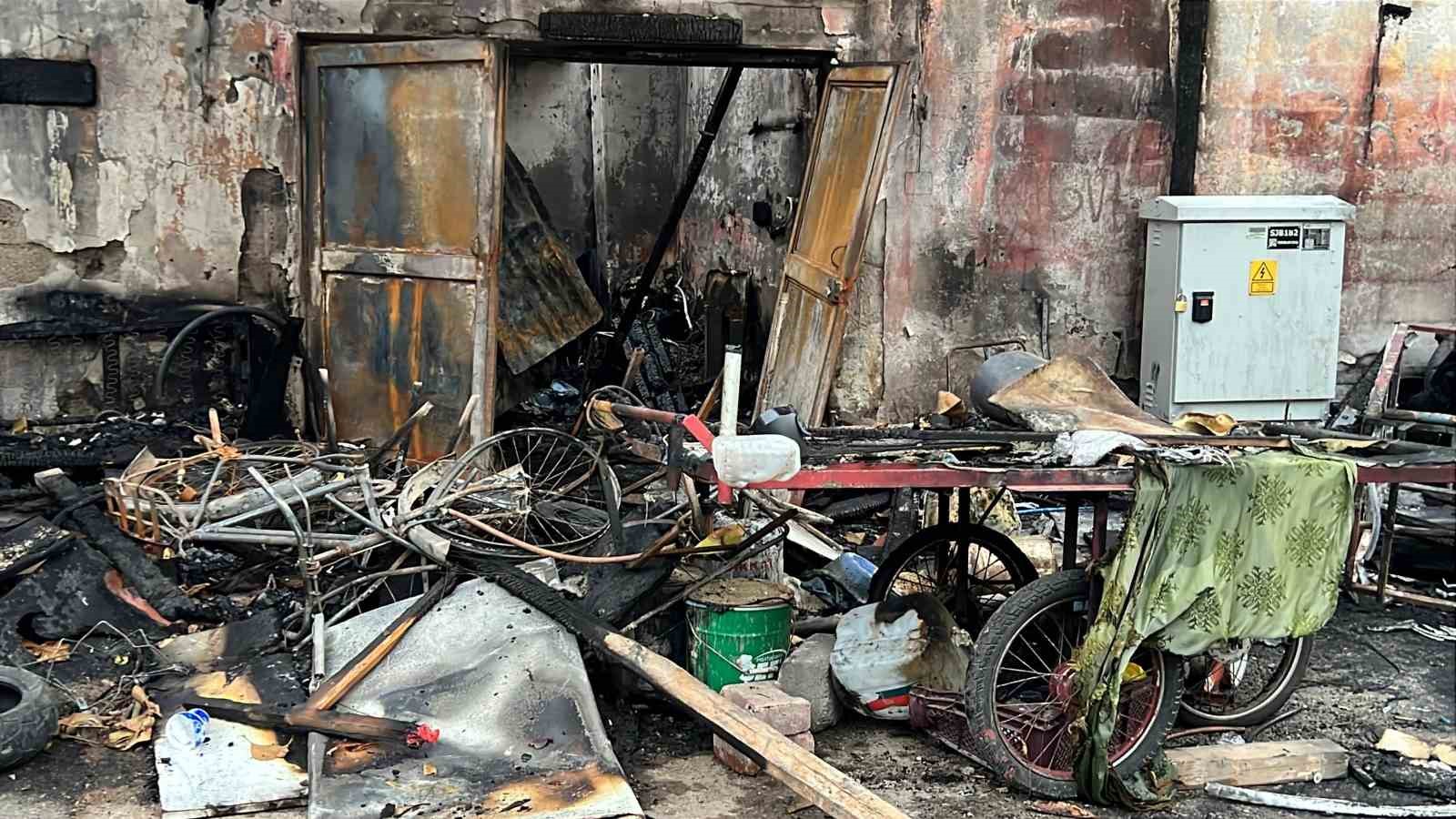 Mersin’de kundaklanan evde 58 yaşındaki kişi ağır yaralandı
