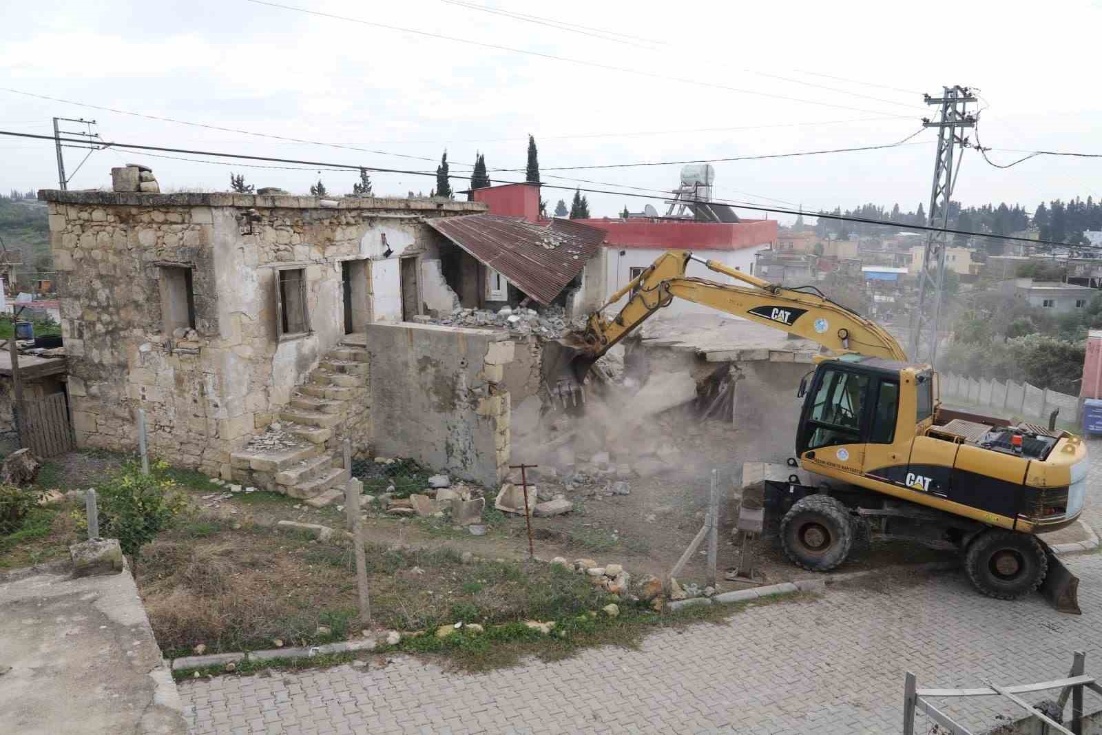 Mersin’de metruk bina kontrollü şekilde yıkıldı

