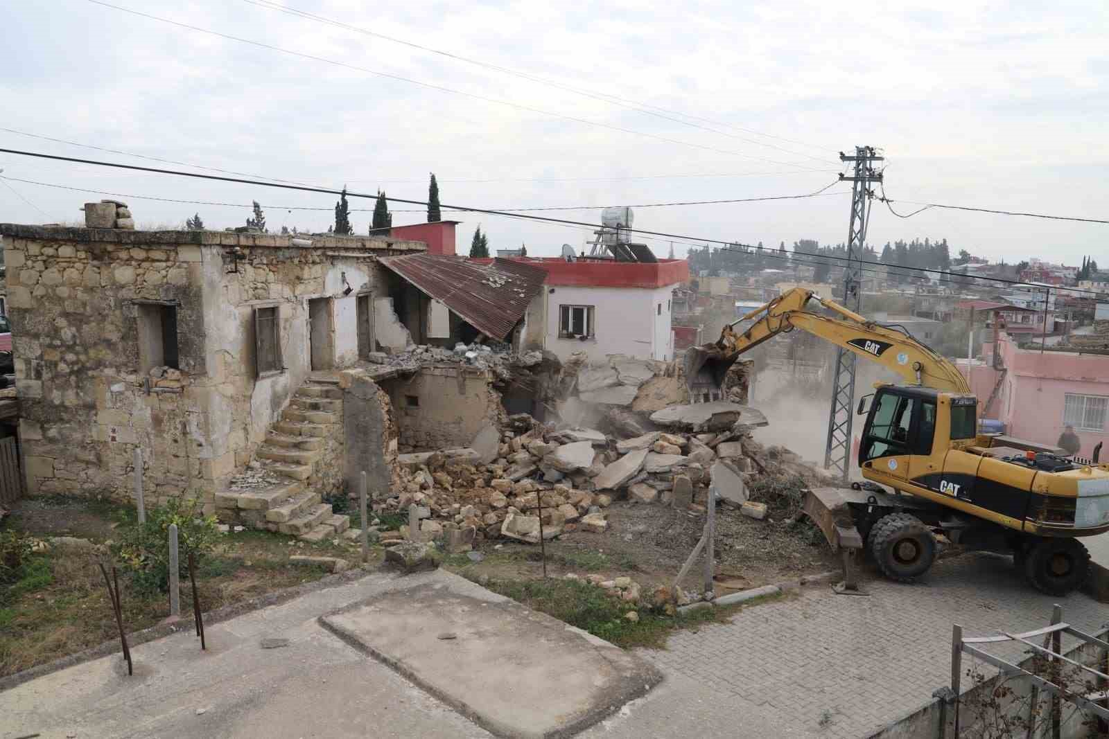 Mersin’de metruk bina kontrollü şekilde yıkıldı

