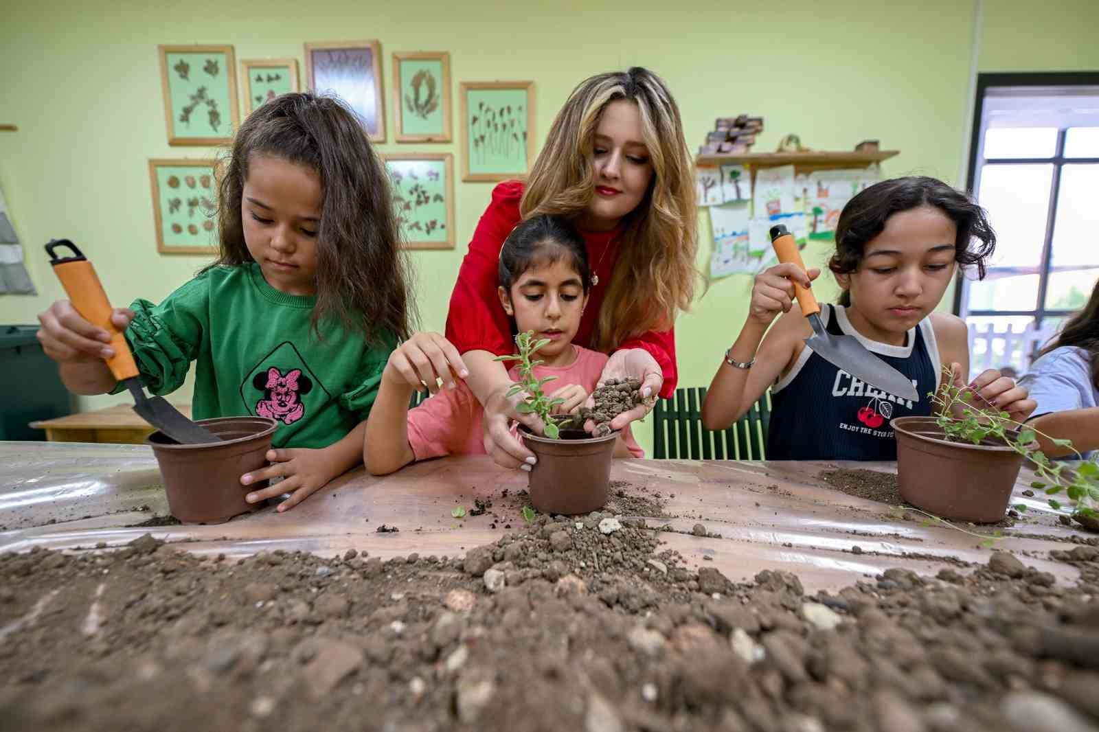 Mersin’de minikler Doğa Atölyesinde toprakla buluşuyor
Mersin’de minikler Doğa Atölyesinde toprakla buluşuyor
