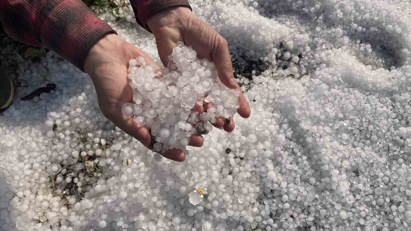 Mersin’de misket büyüklüğünde dolu etkili oldu: Orman ve bahçeler beyaza büründü
