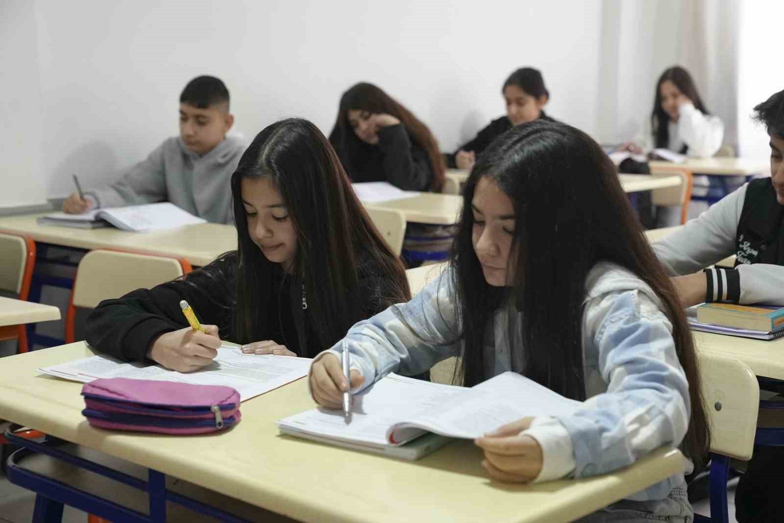 Mersin’de öğrencilere ücretsiz eğitim desteği
Mersin’de öğrencilere ücretsiz eğitim desteği