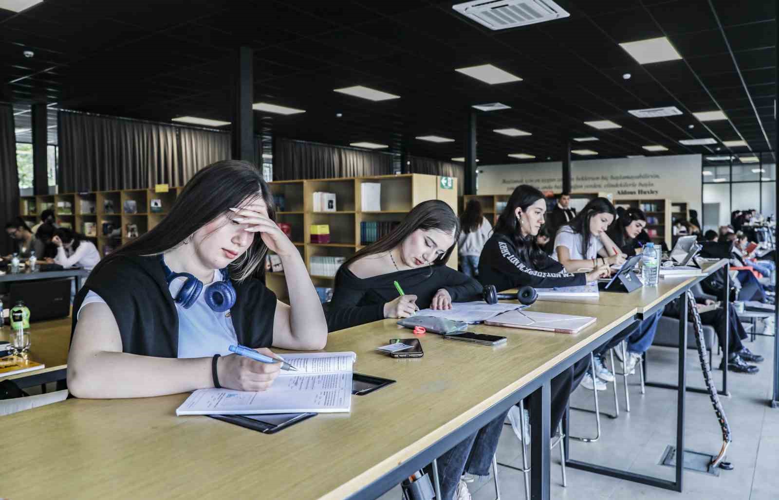 Mersin’de okuma salonları gençlerin ikinci evi oldu
