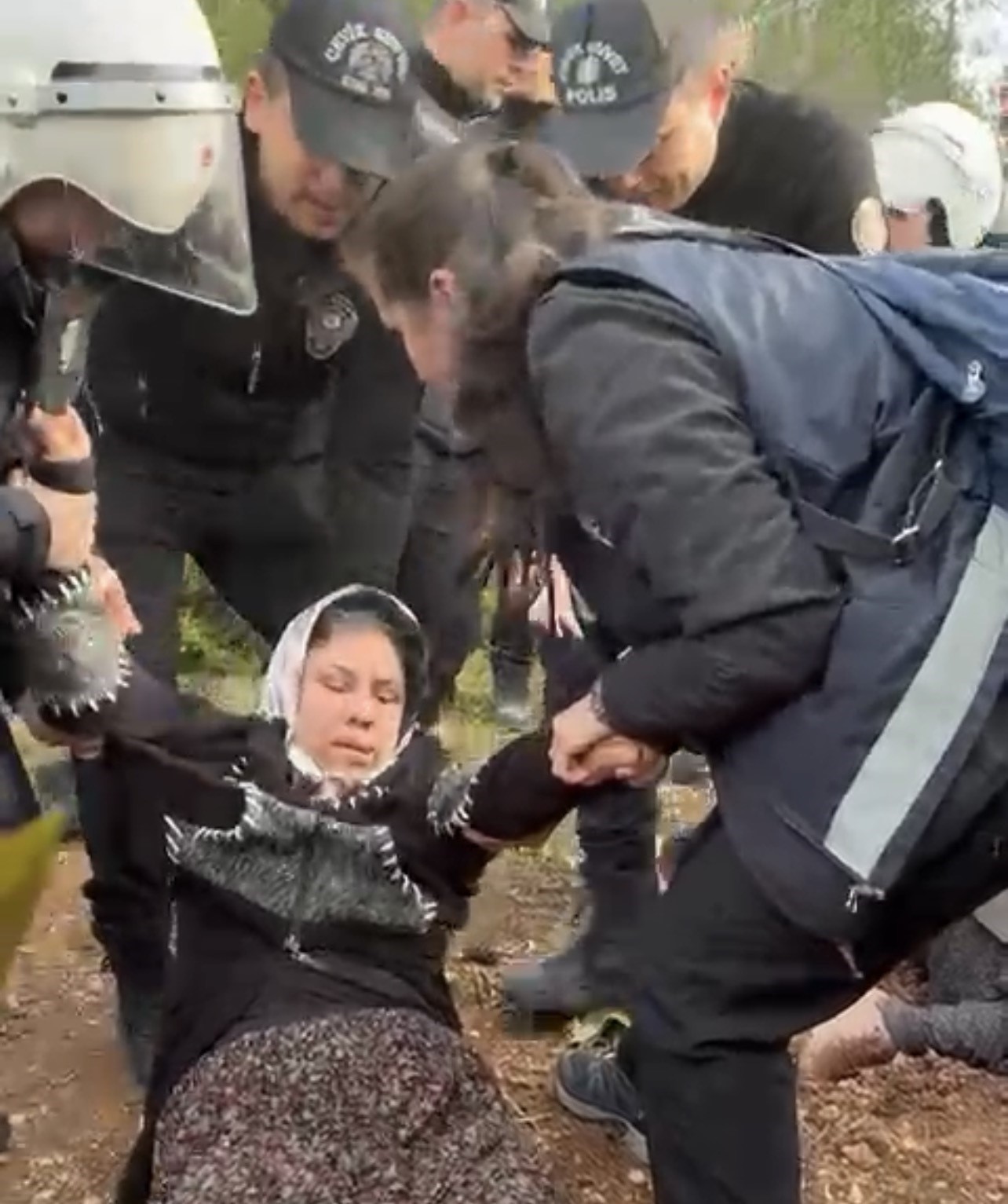 Mersin’de ormanlık alana ekili narenciye bahçelerinin kaldırılması kararına tepki
