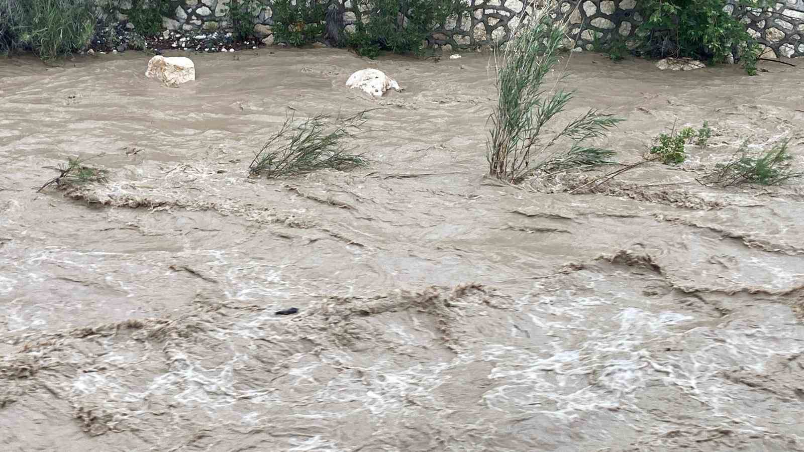 Mersin’de sağanak sele yol açtı: Yol çöktü, seralar zarar gördü
