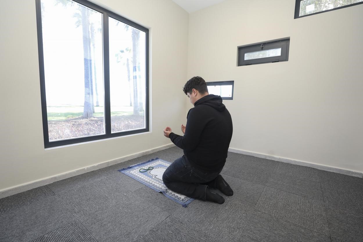 Mersin’de sahil bandına modern mescit
