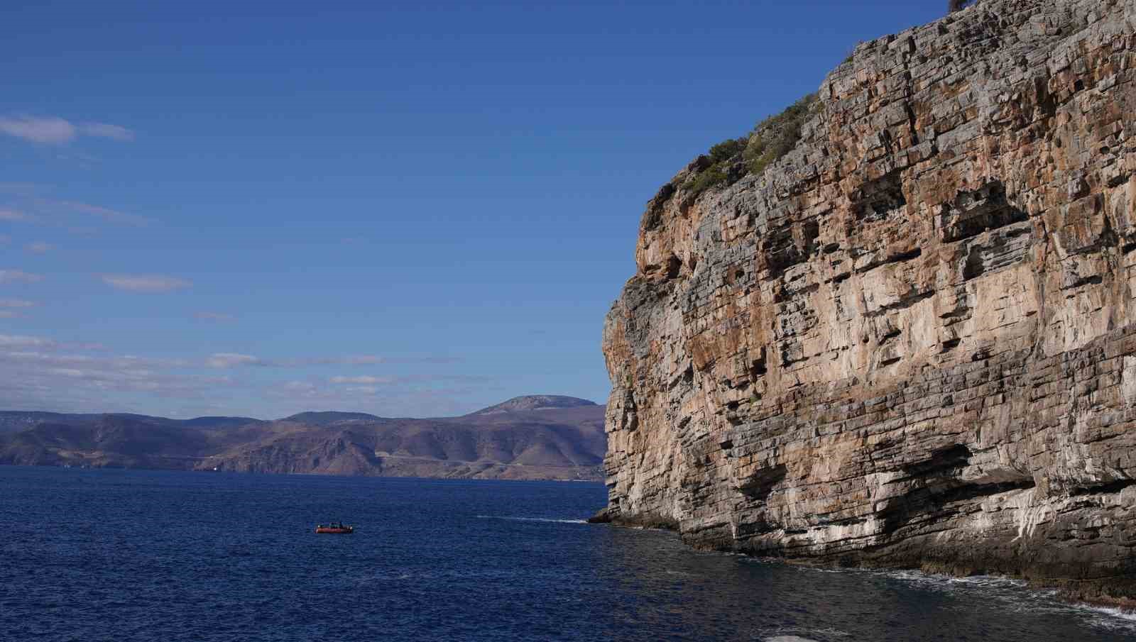 Mersin’de sarp kayalıklarda mahsur kalan keçi nefes kesen operasyonla kurtarıldı
