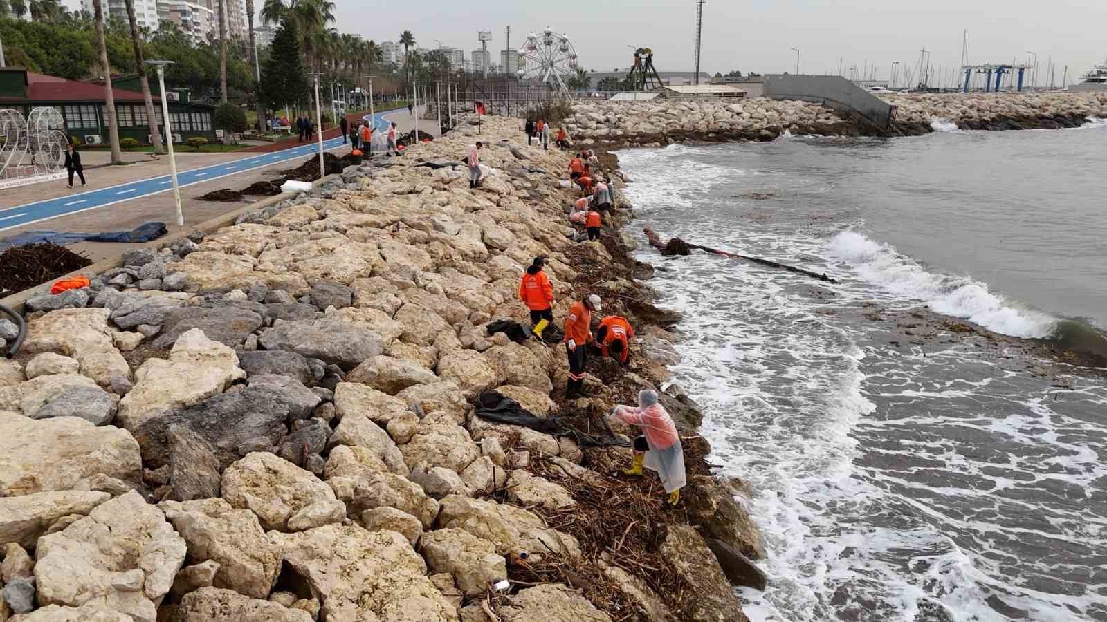 Mersin’de selin izleri sahillerden siliniyor
