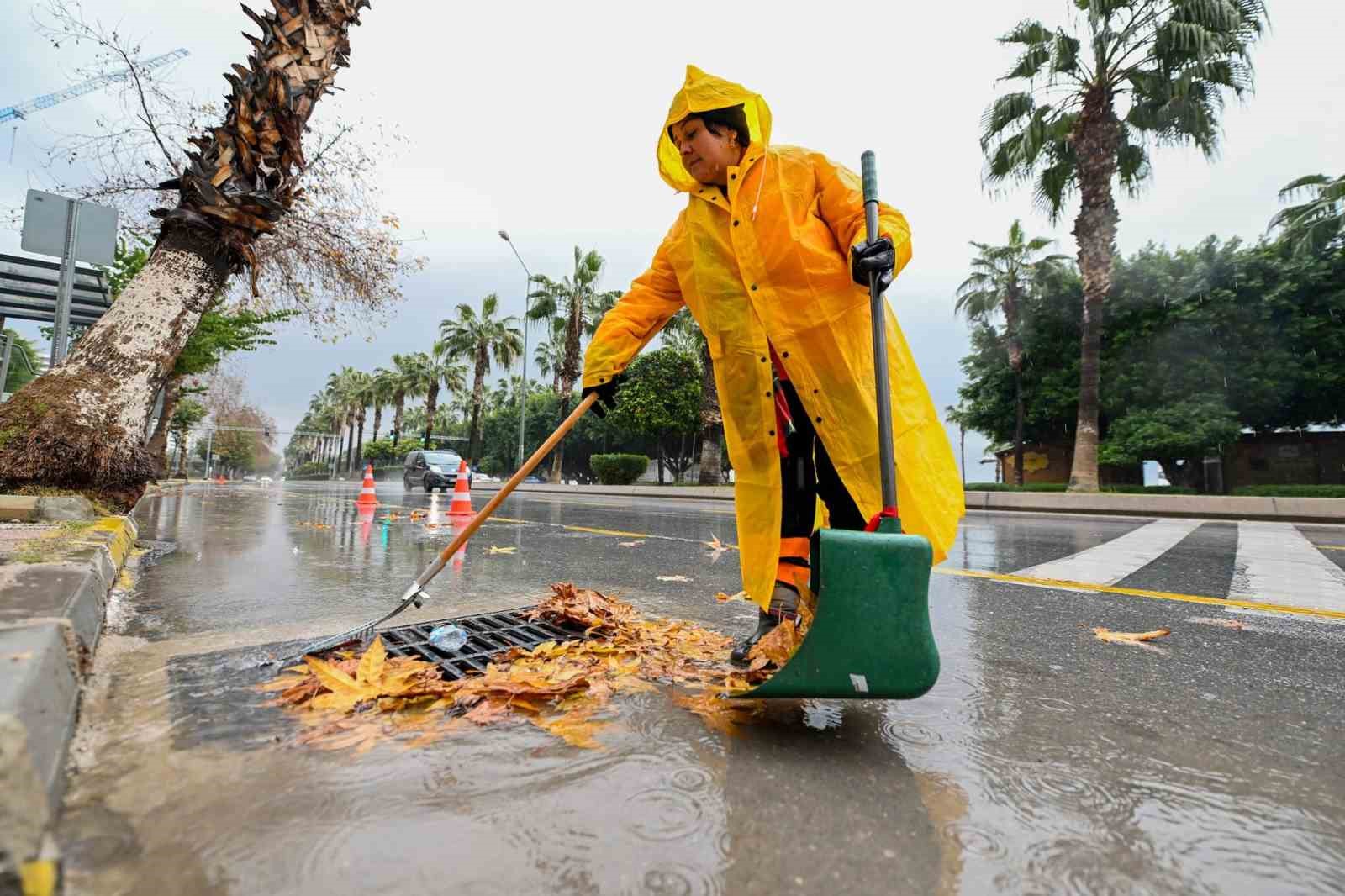 Mersin’de selin izleri silinmeye çalışılıyor
