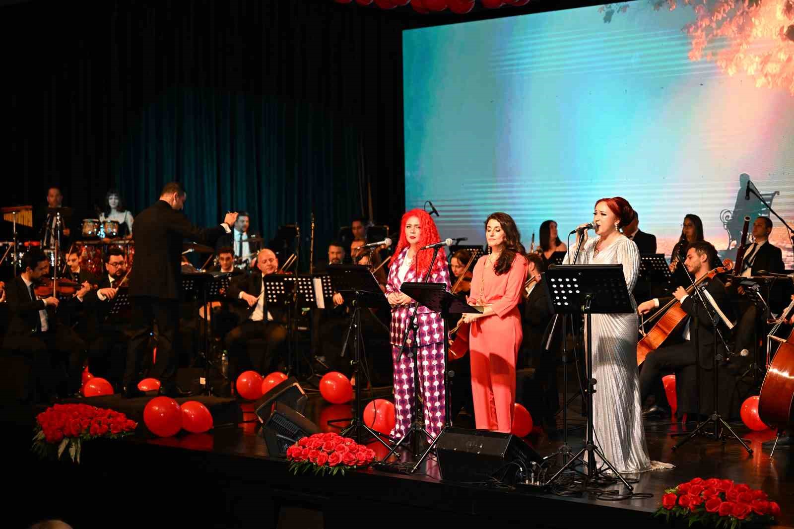 Mersin’de Sevgililer Günü’ne özel Ajda Pekkan şarkıları konseri
