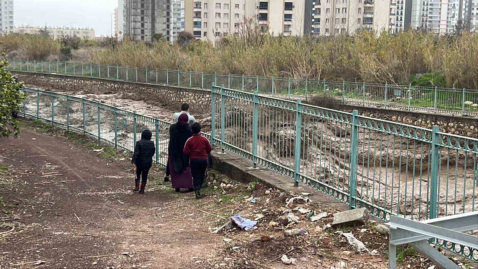 Mersin’de şiddetli yağış sel ve su taşkınlarına neden oldu
