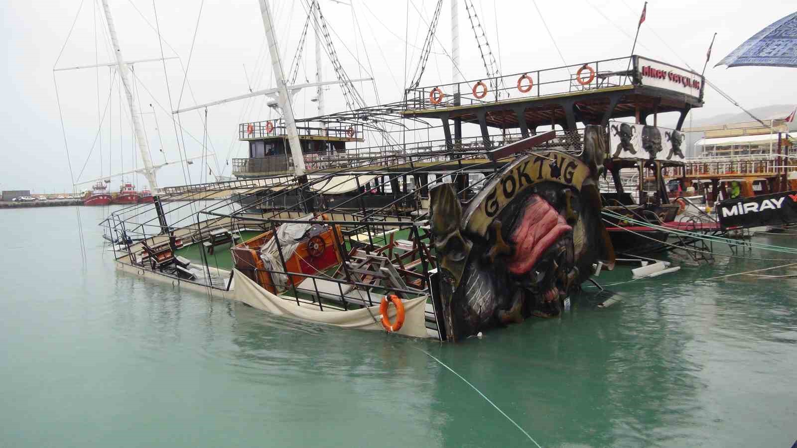 Mersin’de şiddetli yağış ve fırtına gezi teknesini batırdı
