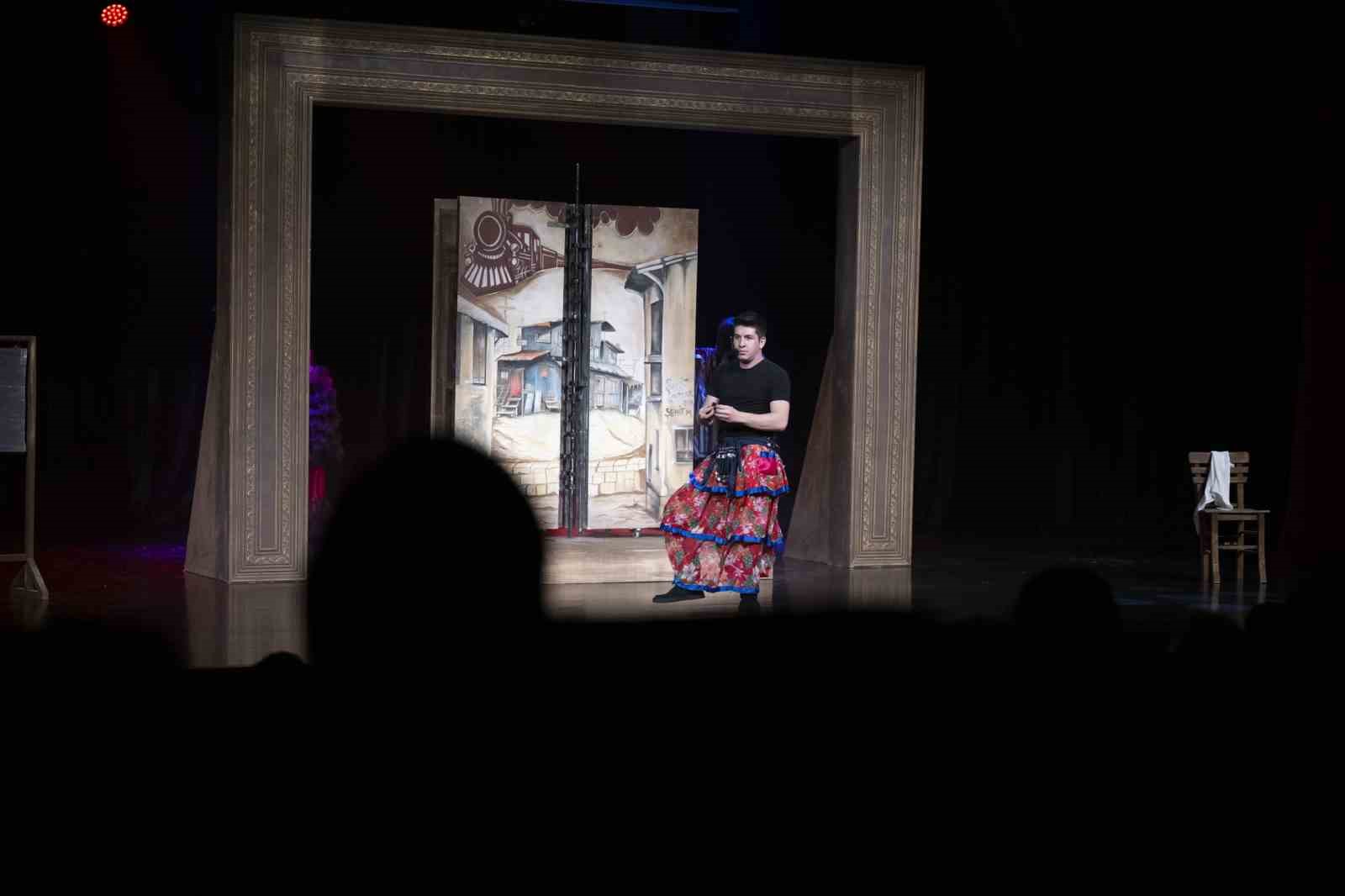 Mersin’de tiyatro şöleni ‘Eyvah Nadir’ ile sona erdi
