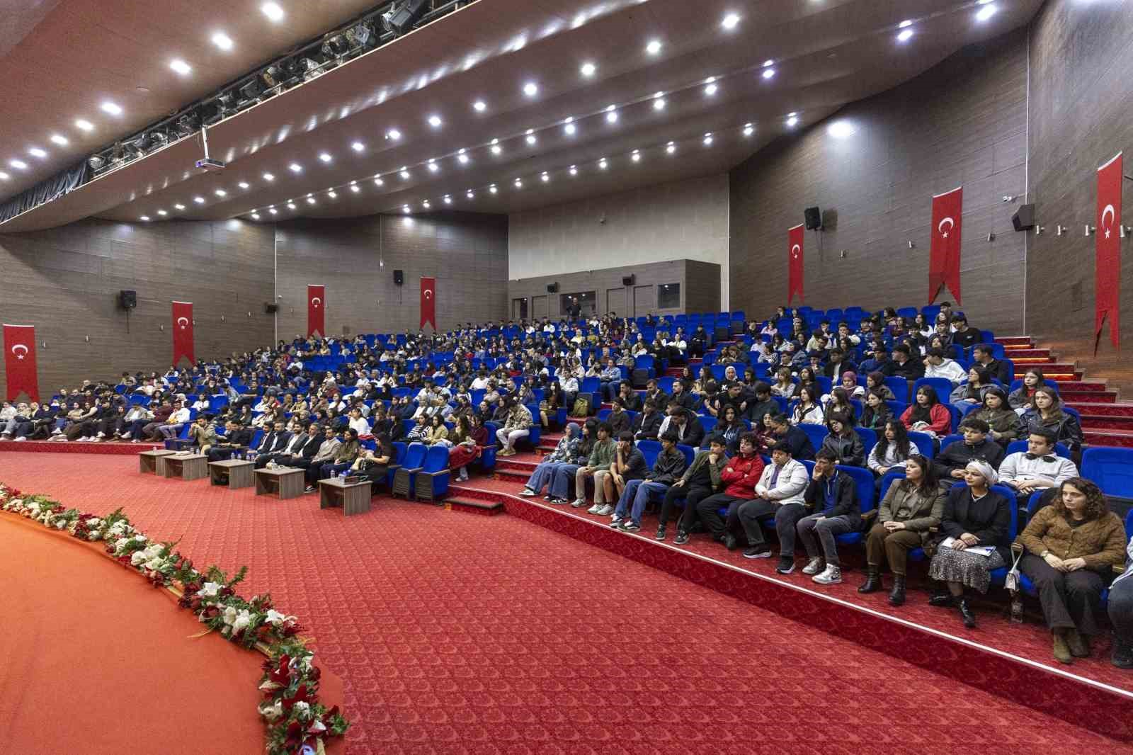 Mersin’de üniversite adaylarına meslek tanıtım semineri
