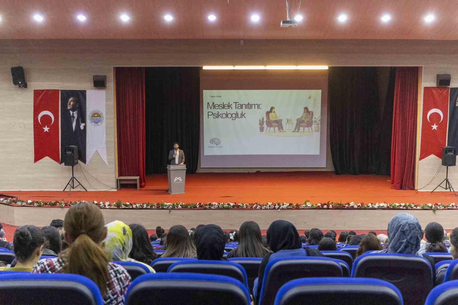 Mersin’de üniversite adaylarına meslek tanıtım semineri
