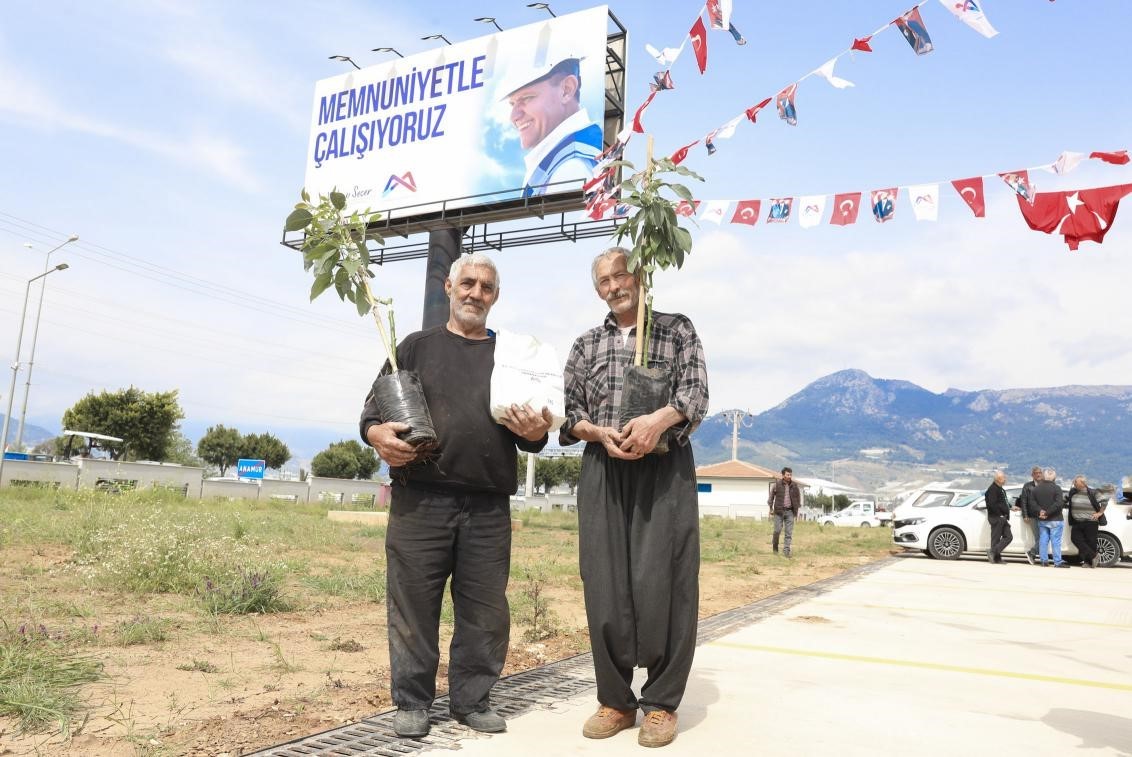 Mersin’de üreticiye avokado fidanı ve destek dağıtımı
