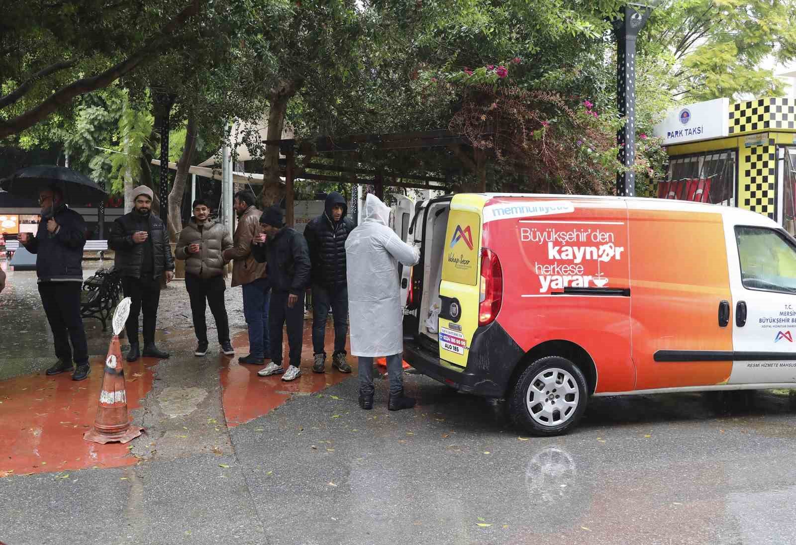 Mersin’de vatandaşlara soğuk havada kaynar ikramı
