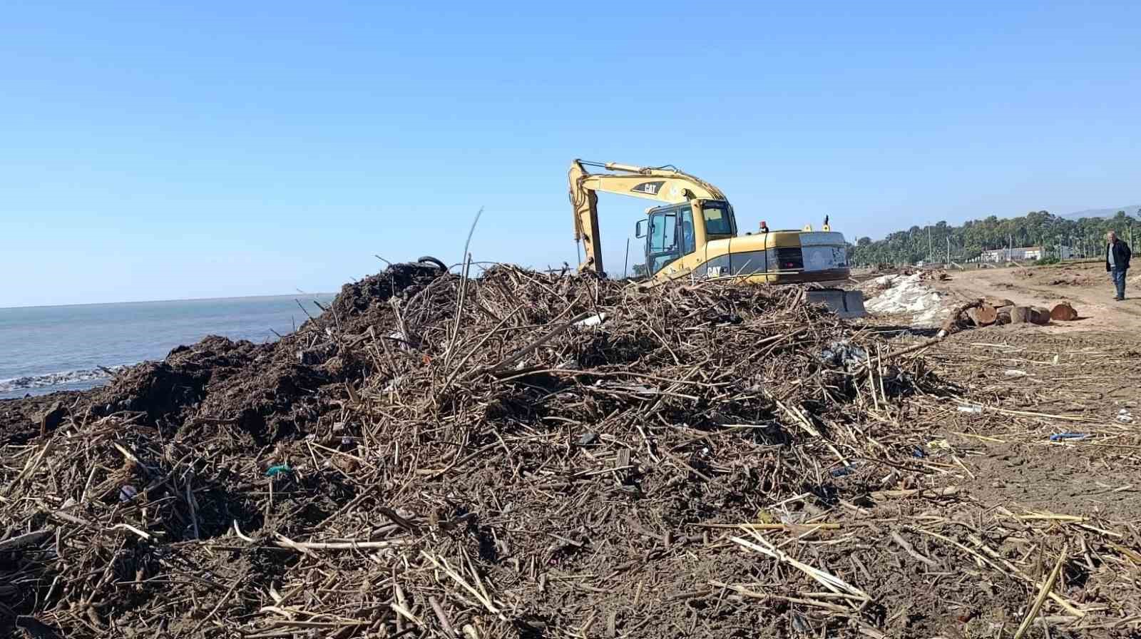 Mersin’de yağıştan etkilenen bölgelerde onarım çalışması sürüyor
