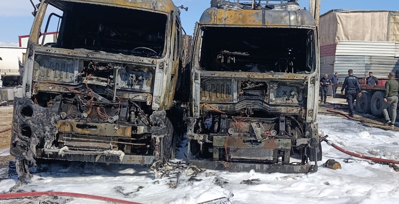 Mersin’de yangın, tırlar hurdaya döndü
