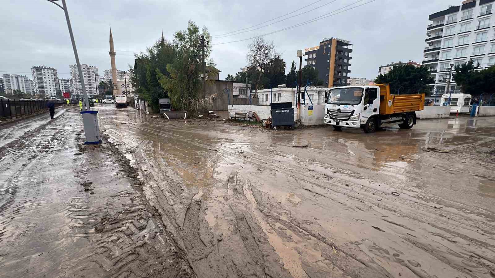 Mersin’de yıkılan köprü ve su basan sitelerin son durumu dronla görüntülendi
