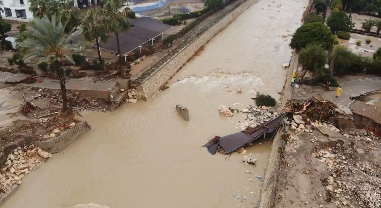 Mersin’de yıkılan köprü ve su basan sitelerin son durumu dronla görüntülendi
