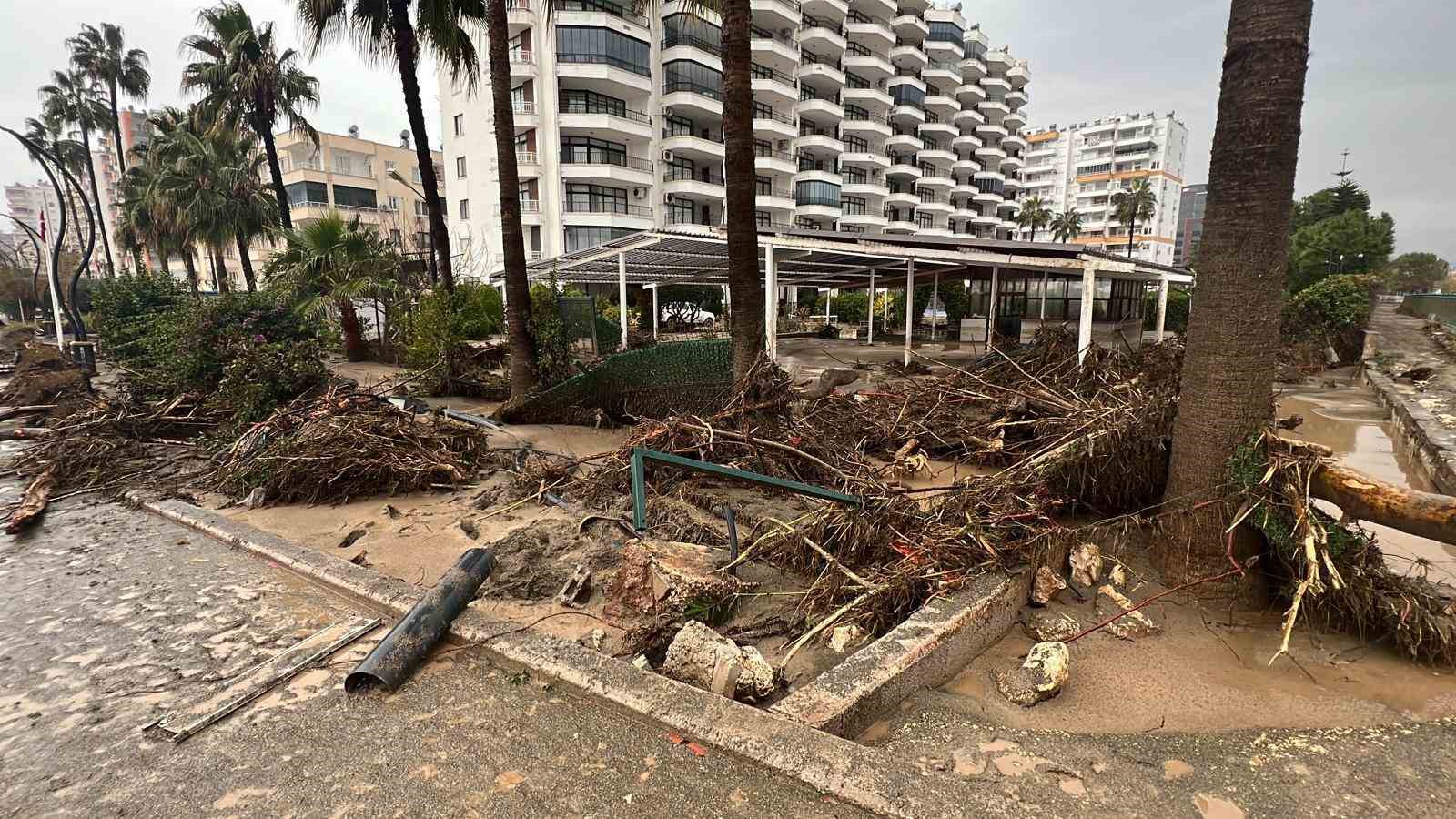 Mersin’de yıkılan köprü ve su basan sitelerin son durumu dronla görüntülendi
