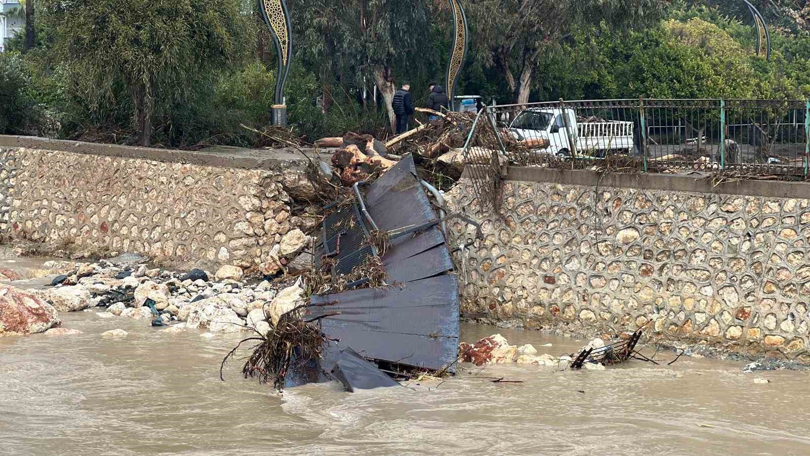 Mersin’de yıkılan köprü ve su basan sitelerin son durumu dronla görüntülendi
