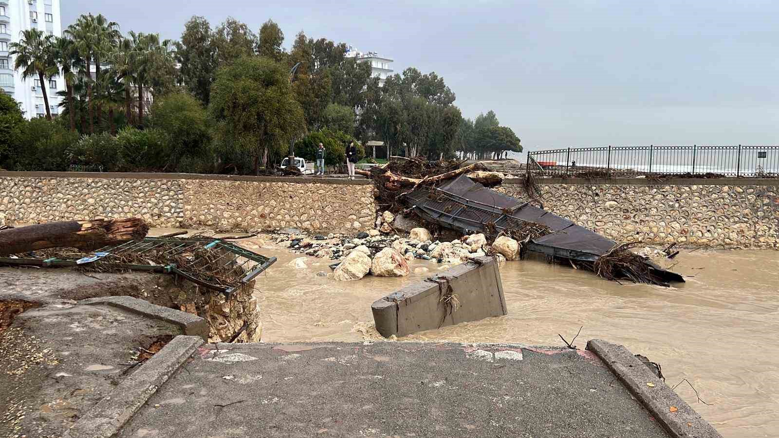 Mersin’de yıkılan köprü ve su basan sitelerin son durumu dronla görüntülendi

