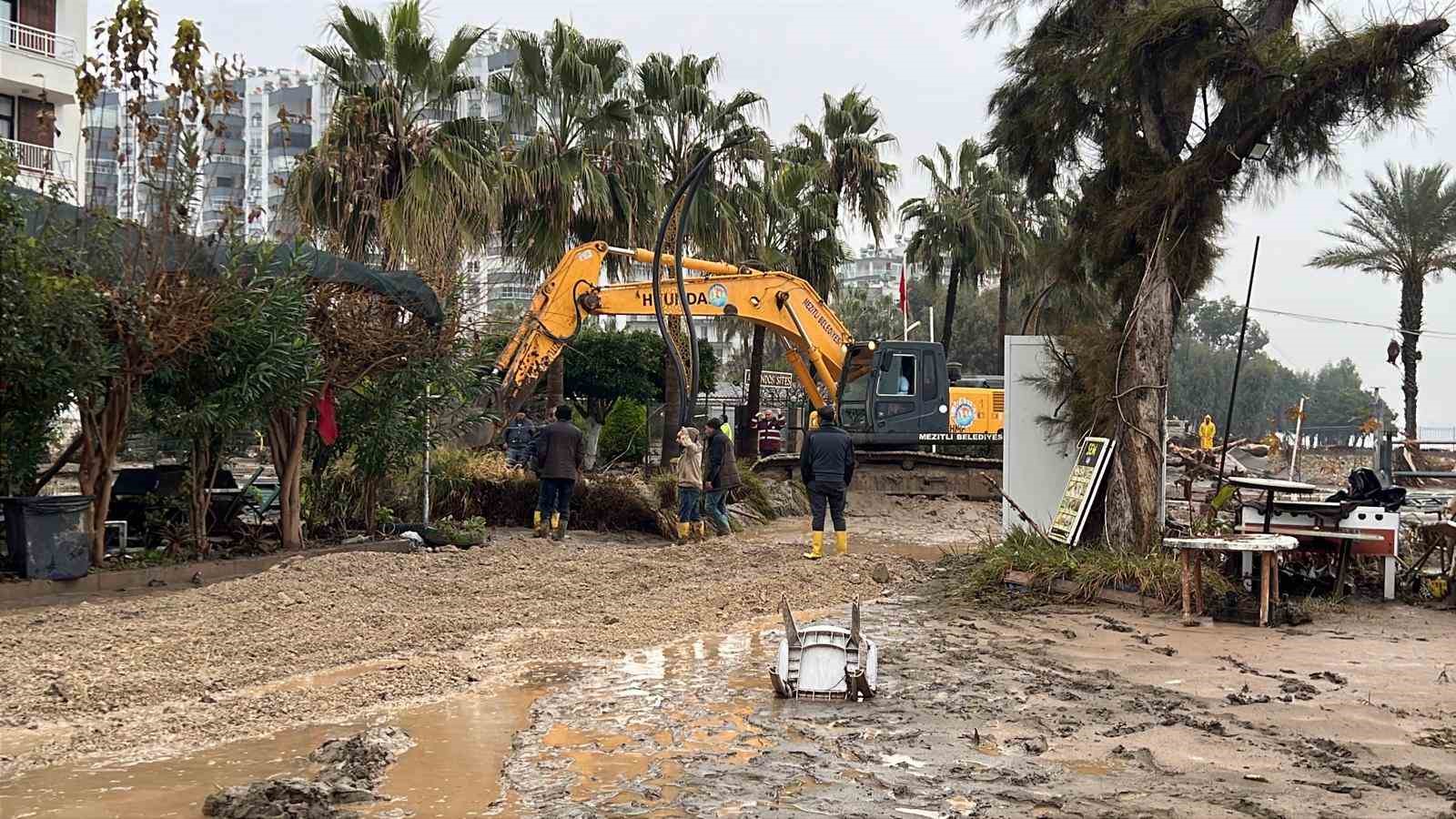 Mersin’de yıkılan köprü ve su basan sitelerin son durumu dronla görüntülendi
